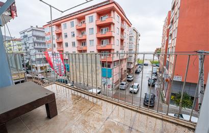 C21 Cius; Cadde Üzerinde Deniz Manzaralı Satılık Arakat Daire
