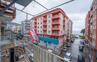 C21 Cius; Cadde Üzerinde Deniz Manzaralı Satılık Arakat Daire