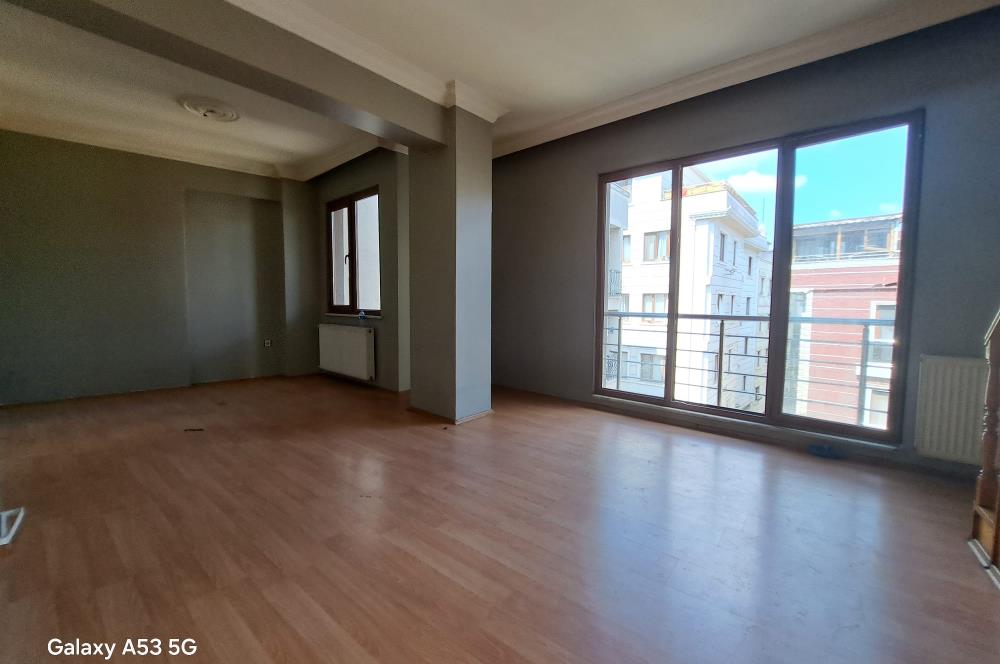 Kadıköy Hasanpaşa Teraslı Balkonlu 2 Banyo Asansörlü 3+1 Dubleks