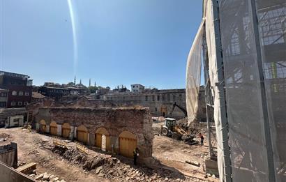EMİNÖNÜ KÜÇÜKPAZAR'DA KOMPLE BİNA(275 M2) İBN HALDUN ÜNV.KARŞISI