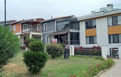 BEYLİKDÜZÜNDE DENİZE SIFIR SİTEDE BAKIMLI 6+1 SATILIK VİLLA
