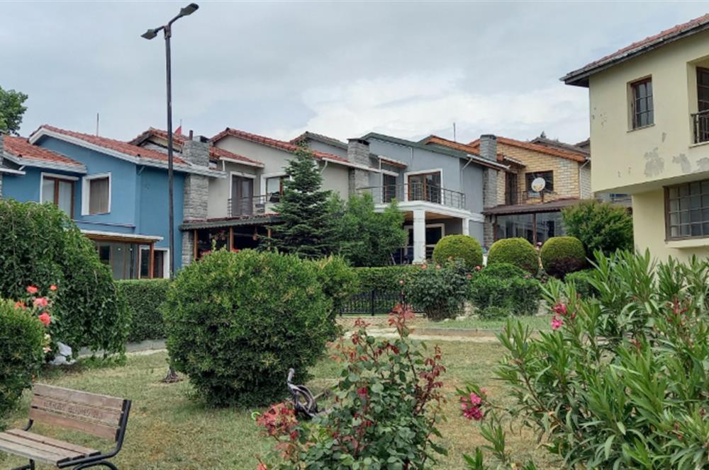 BEYLİKDÜZÜNDE DENİZE SIFIR SİTEDE BAKIMLI 6+1 SATILIK VİLLA