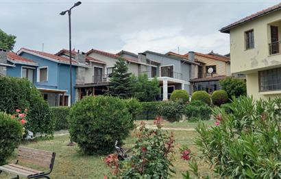 BEYLİKDÜZÜNDE DENİZE SIFIR SİTEDE BAKIMLI 6+1 SATILIK VİLLA