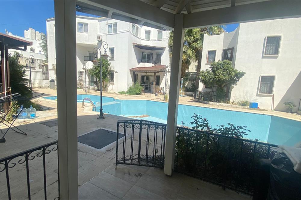 Eskiçeşme Yüzme Havuzlu Butik Sitede Satılık Tripleks Villa