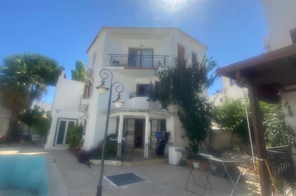 Eskiçeşme Yüzme Havuzlu Butik Sitede Satılık Tripleks Villa