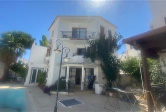Eskiçeşme Yüzme Havuzlu Butik Sitede Satılık Tripleks Villa
