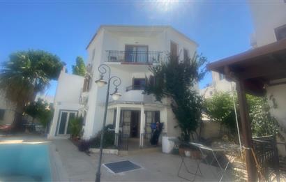 Eskiçeşme Yüzme Havuzlu Butik Sitede Satılık Tripleks Villa