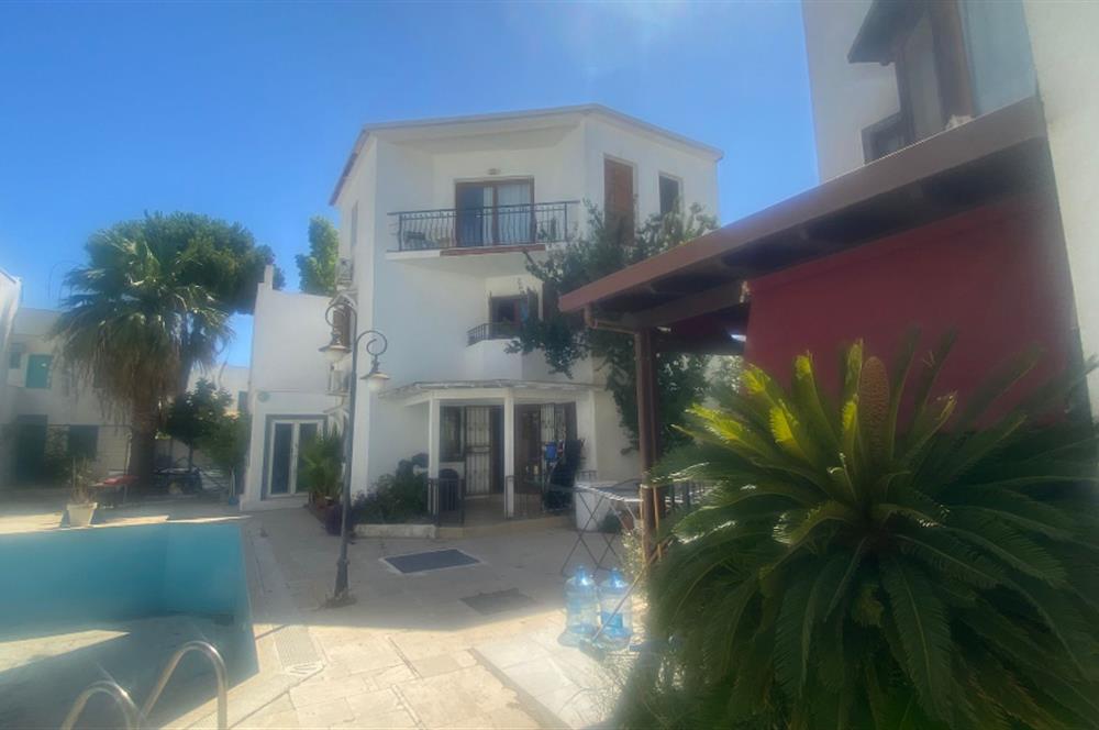 Eskiçeşme Yüzme Havuzlu Butik Sitede Satılık Tripleks Villa