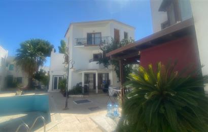 Eskiçeşme Yüzme Havuzlu Butik Sitede Satılık Tripleks Villa