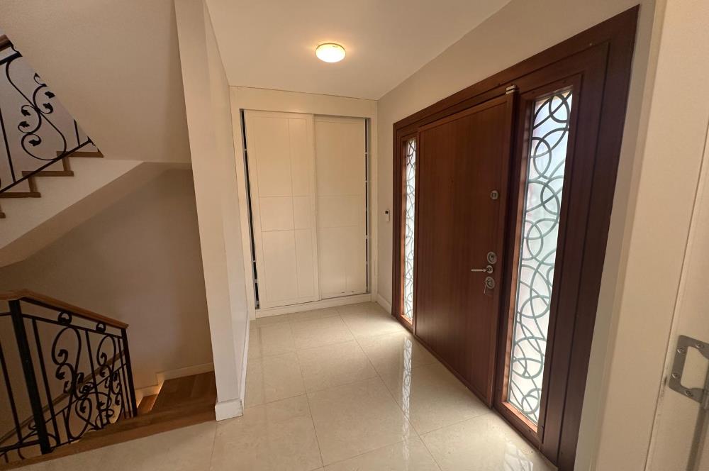 Zekeriyaköy'de güvenlikli site içerisinde 6+1 kiralık villa