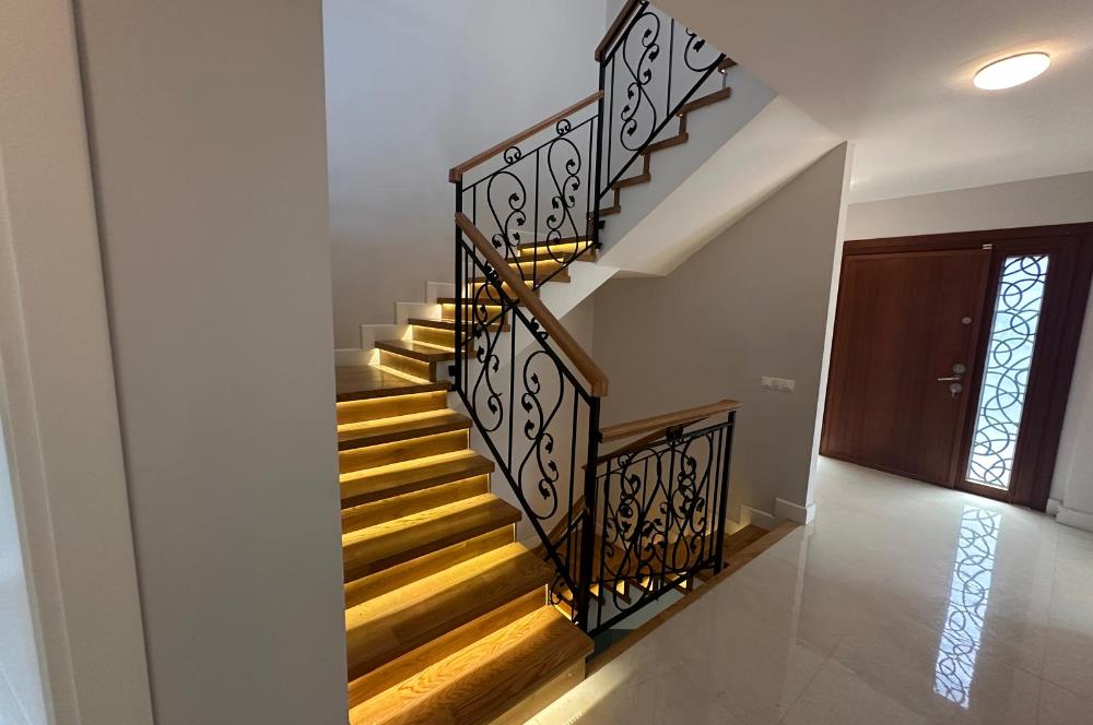 Zekeriyaköy'de güvenlikli site içerisinde 6+1 kiralık villa