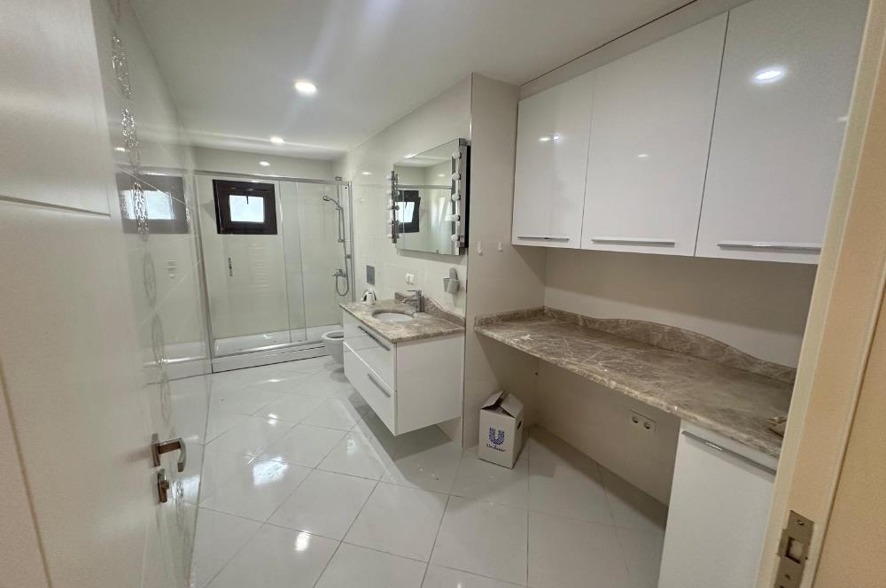 Zekeriyaköy'de güvenlikli site içerisinde 6+1 kiralık villa