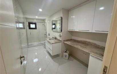 Zekeriyaköy'de güvenlikli site içerisinde 6+1 kiralık villa