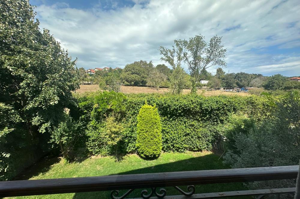 Zekeriyaköy'de güvenlikli site içerisinde 6+1 kiralık villa