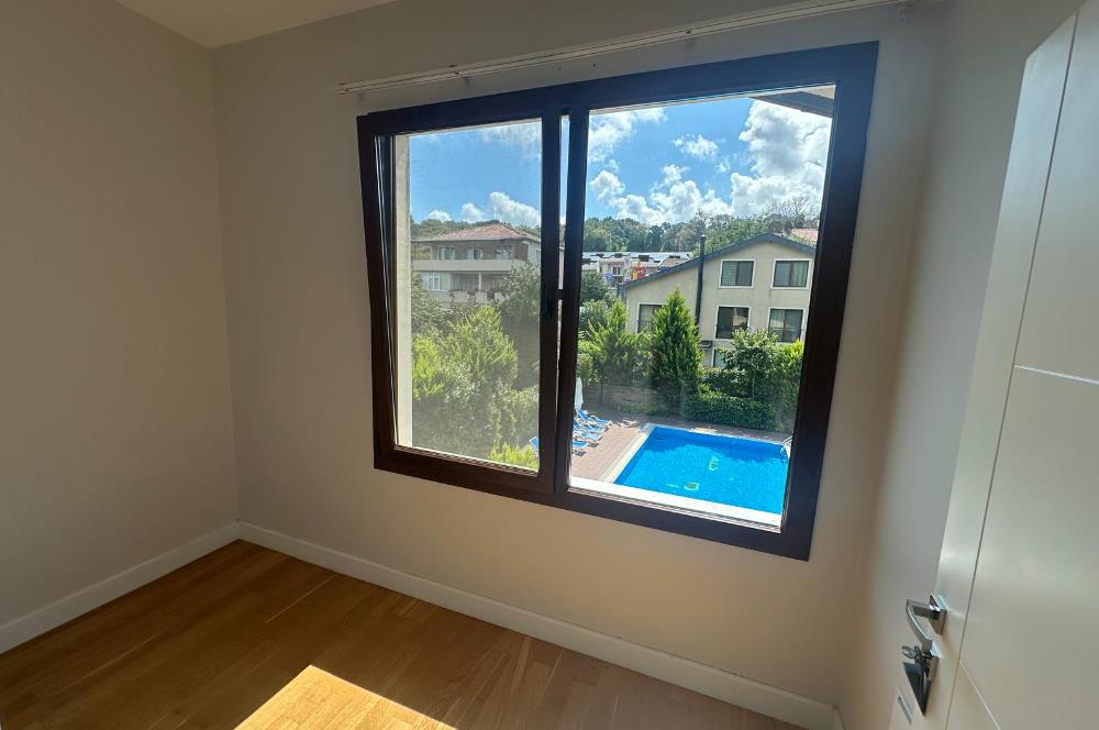 Zekeriyaköy'de güvenlikli site içerisinde 6+1 kiralık villa