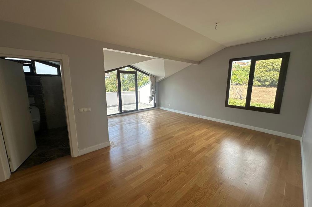 Zekeriyaköy'de güvenlikli site içerisinde 6+1 kiralık villa