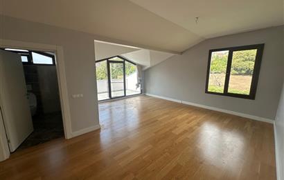Zekeriyaköy'de güvenlikli site içerisinde 6+1 kiralık villa