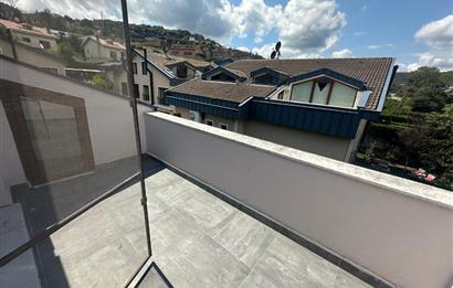 Zekeriyaköy'de güvenlikli site içerisinde 6+1 kiralık villa