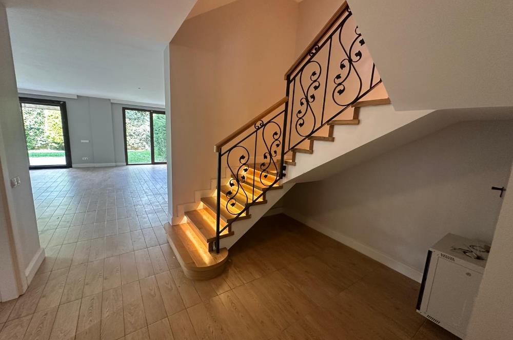 Zekeriyaköy'de güvenlikli site içerisinde 6+1 kiralık villa