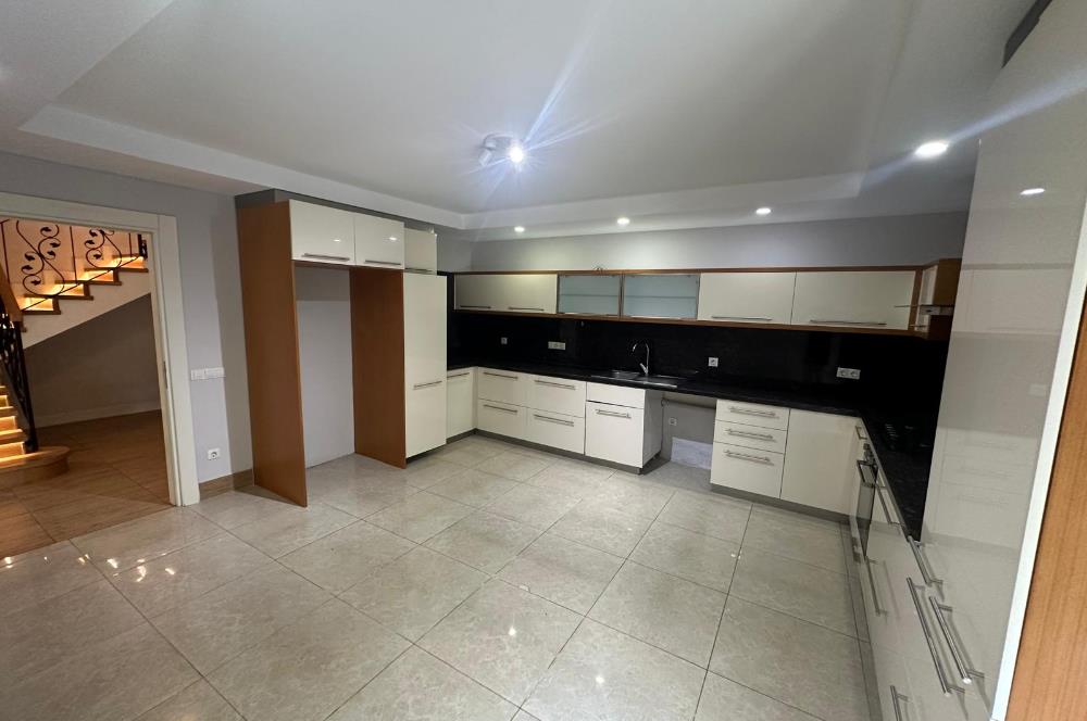 Zekeriyaköy'de güvenlikli site içerisinde 6+1 kiralık villa