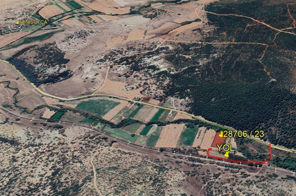 CENTURY 21 VİZYON'DAN YENİSOFÇA’DA SU VE YOLU OLAN SATILIK TARLA