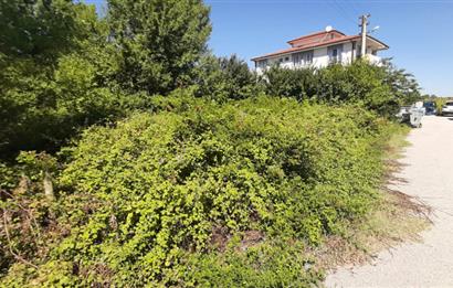 SERDİVAN YAZLIK’DA İKİ PARSEL SATILIK %30 İMARLI 681 M2 ARSA