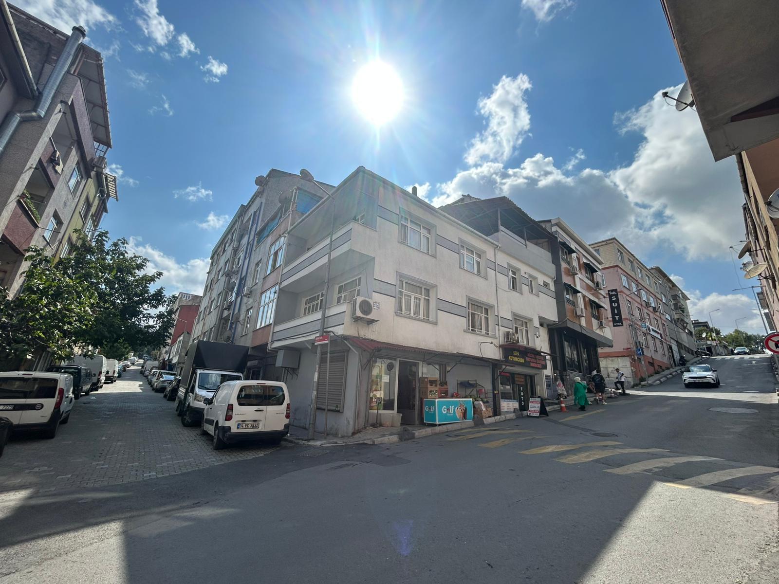 EYÜPSULTAN TOPÇULARDA ANA BULVARA YAKIN KÖŞEBAŞI YATIRIM FIRSAT