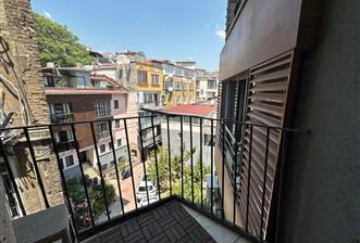 KUMBARACI YOKUŞU BEYOĞLU KAPIKULU SOKAK'TA KİRALIK EŞYALI DAİRE