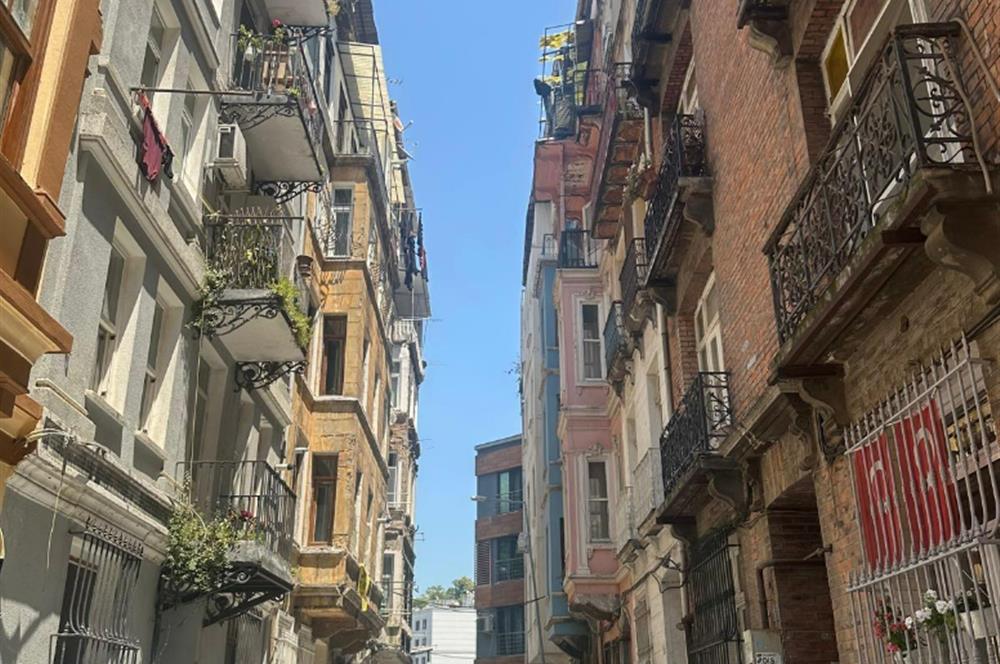 KUMBARACI YOKUŞU BEYOĞLU KAPIKULU SOKAK'TA KİRALIK EŞYALI DAİRE