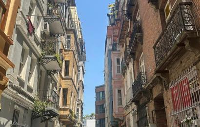 KUMBARACI YOKUŞU BEYOĞLU KAPIKULU SOKAK'TA KİRALIK EŞYALI DAİRE