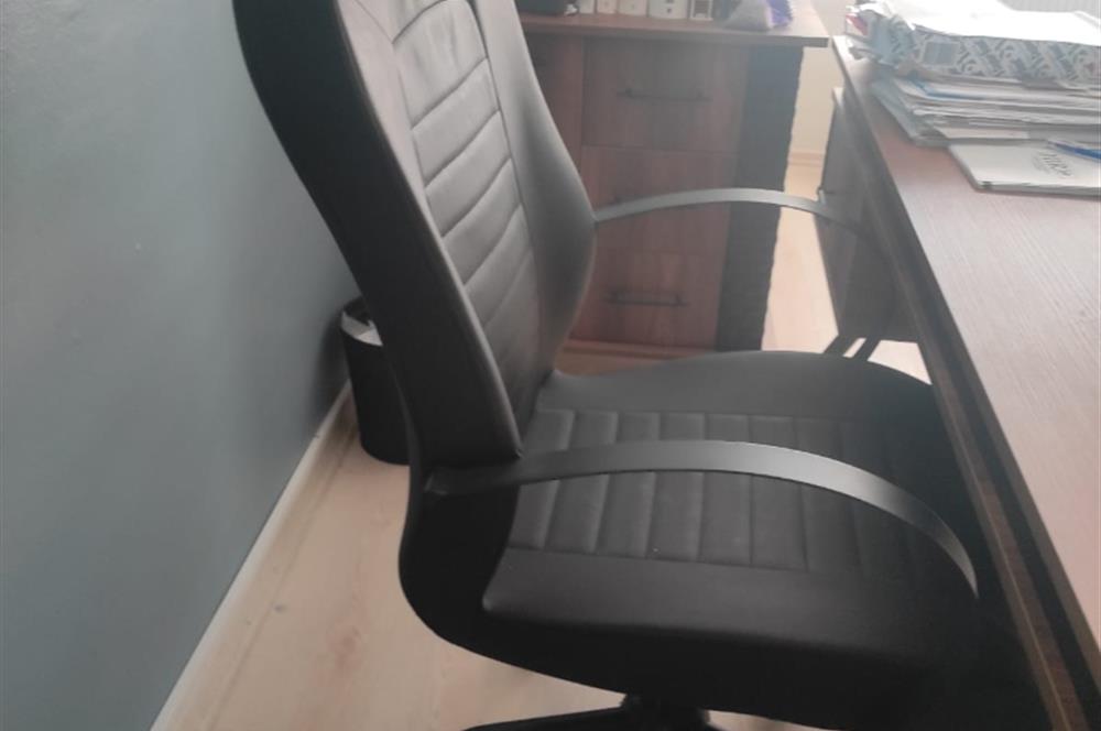 BAHÇELİEVLER'DE PRESTİJLİ KONUMDA EŞYALI KİRALIK OFİS 