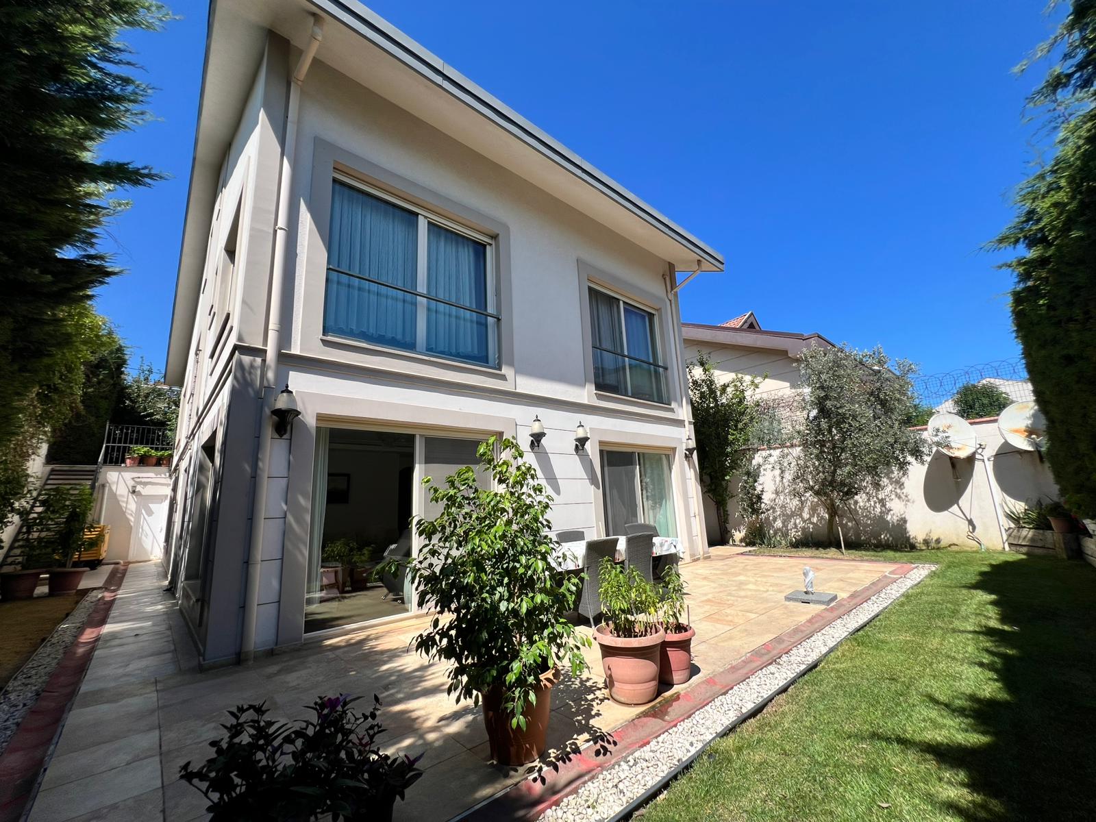 Zekeriyaköy Çarşıya Yakın Satılık 6+2 Müstakil Villa
