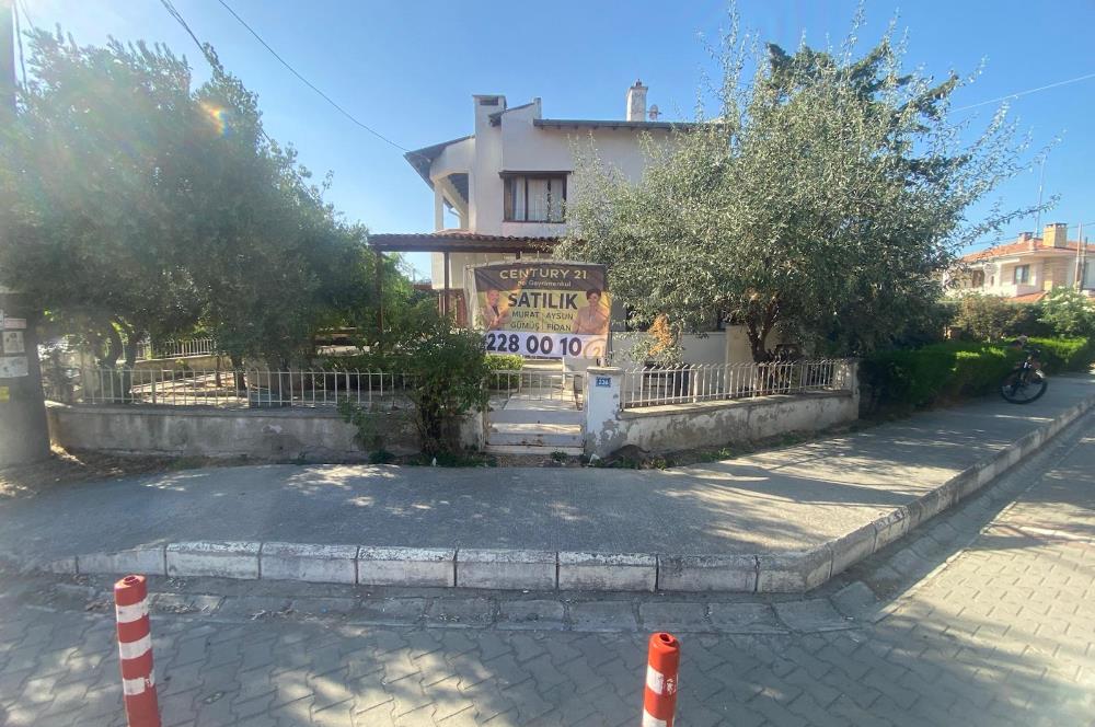 C21 BAL'DAN ALTINOLUK FENER'DE MÜSTAKİL GENİŞ BAHÇELİ VİLLA