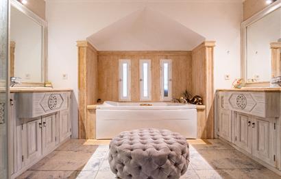 Bodrum Eskiçeşme'de Panoramik Deniz Manzaralı Tam Müstakil Villa