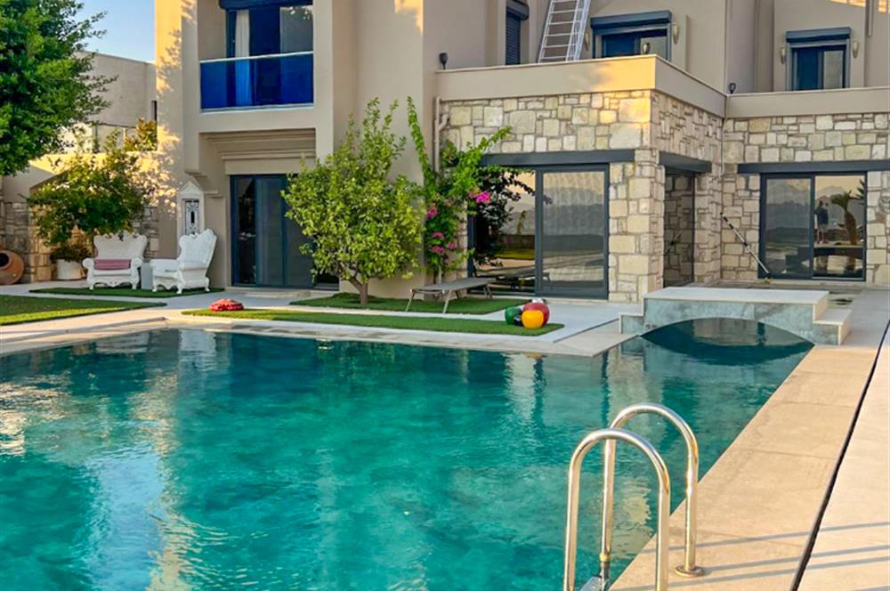 Bodrum Eskiçeşme'de Panoramik Deniz Manzaralı Tam Müstakil Villa