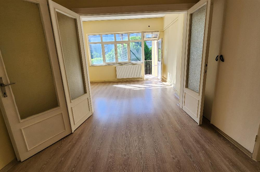 KADIKÖY CAFERAĞADA BALKONLU BOŞ 110 m2 DAİRE