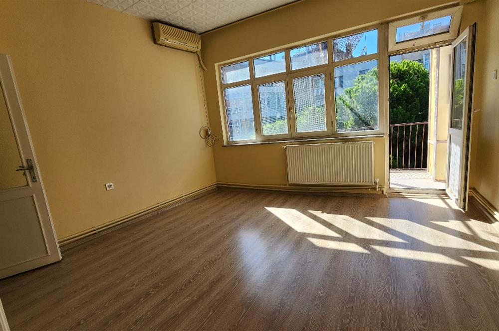 KADIKÖY CAFERAĞADA BALKONLU BOŞ 110 m2 DAİRE