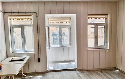 KARAKÖY MEYDAN'DA TARİHİ BİNADA KİRALIK OFİS