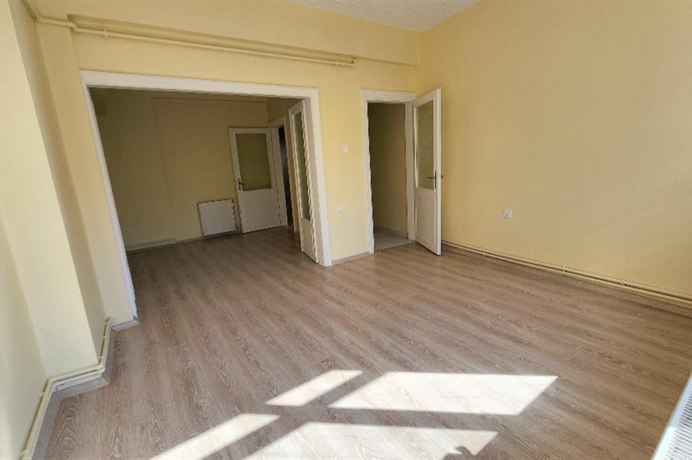 KADIKÖY CAFERAĞADA BALKONLU BOŞ 110 m2 DAİRE