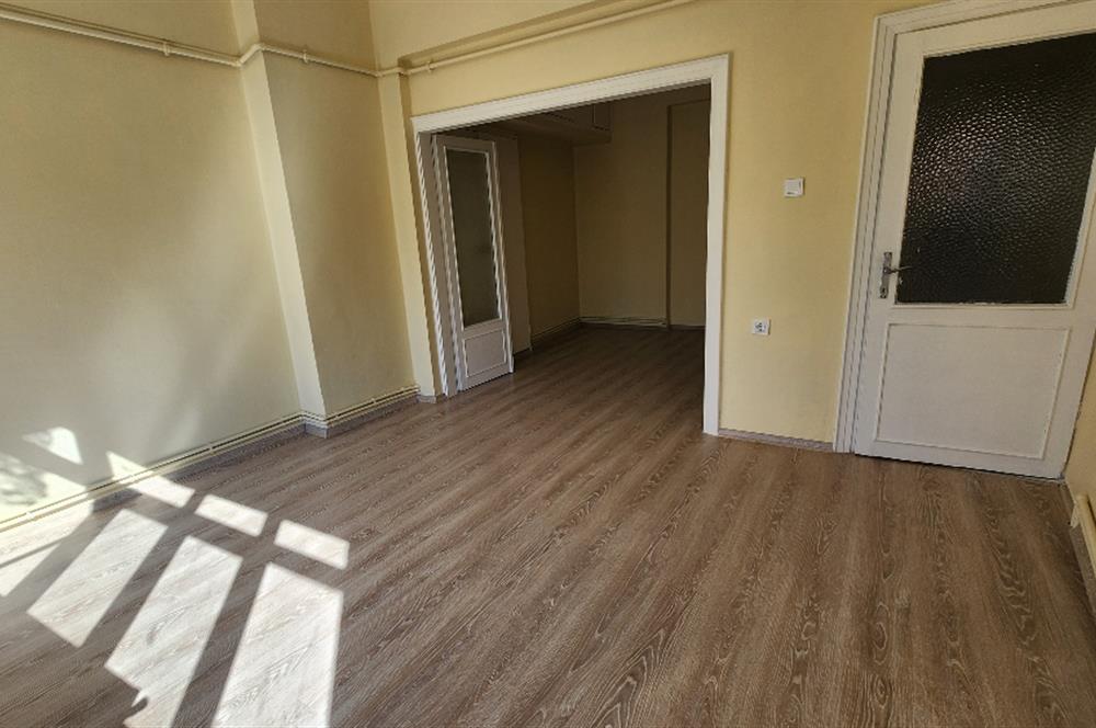 KADIKÖY CAFERAĞADA BALKONLU BOŞ 110 m2 DAİRE