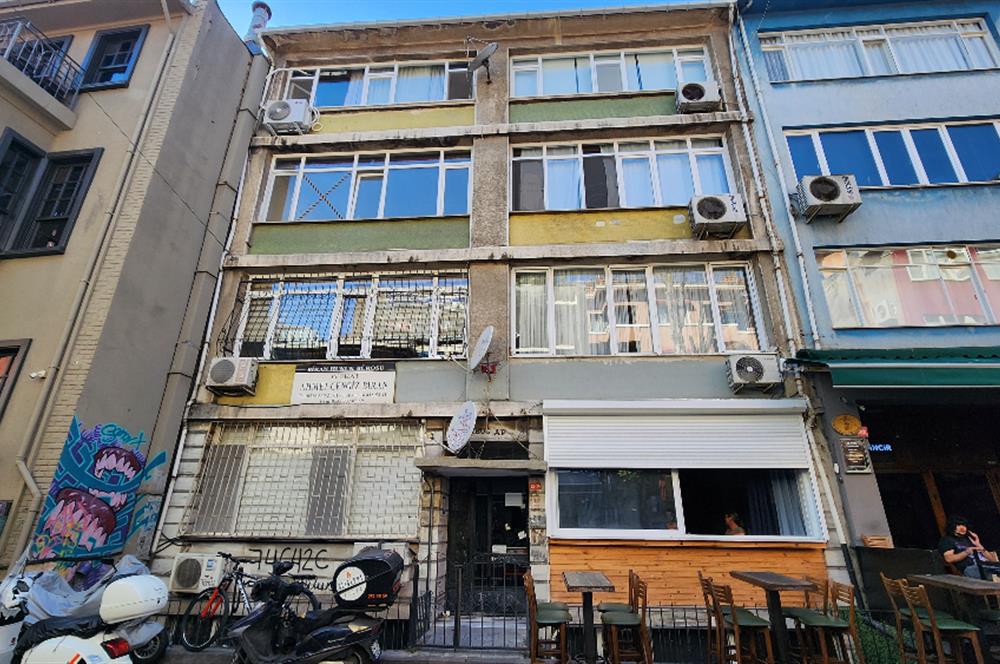 KADIKÖY CAFERAĞADA BALKONLU BOŞ 110 m2 DAİRE