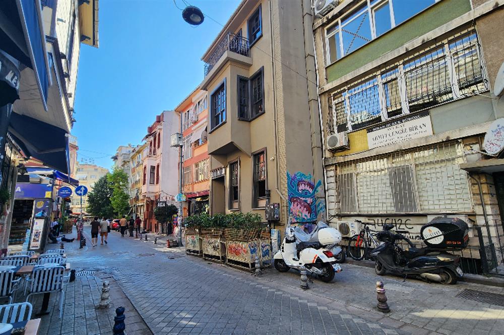 KADIKÖY CAFERAĞADA BALKONLU BOŞ 110 m2 DAİRE