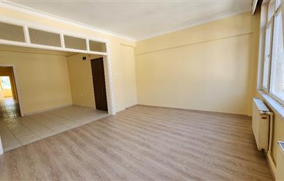 KADIKÖY CAFERAĞADA BALKONLU BOŞ 110 m2 DAİRE