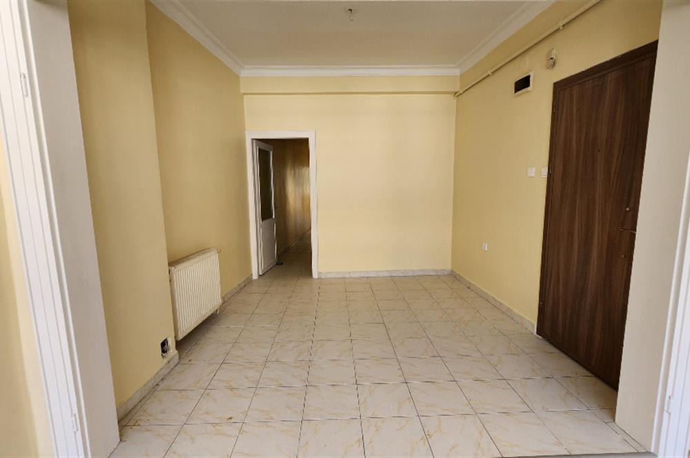 KADIKÖY CAFERAĞADA BALKONLU BOŞ 110 m2 DAİRE