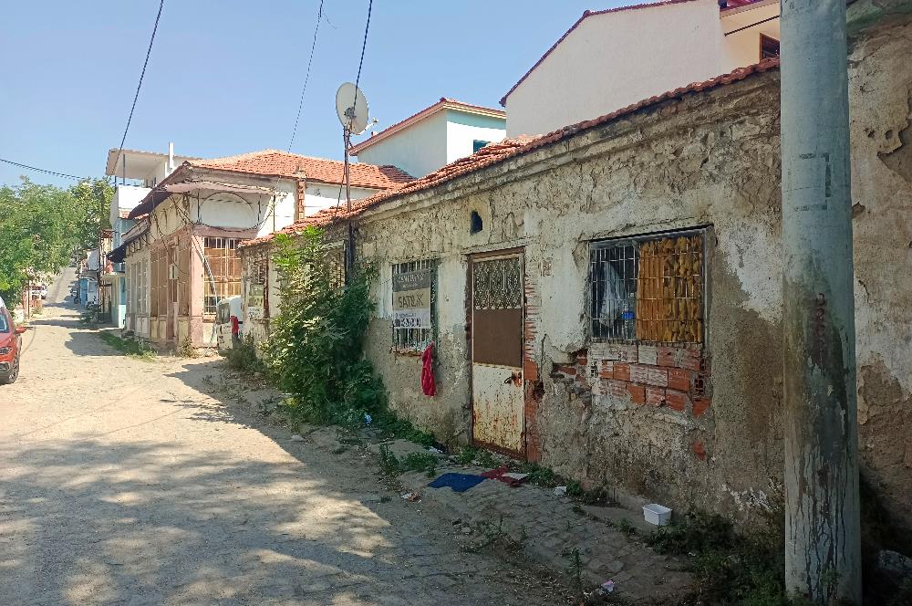 Ayvalık Hamdibeyde cadde üstü 105m² Arsa + 2 Ev