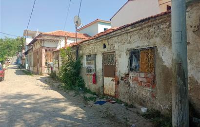 Ayvalık Hamdibeyde cadde üstü 105m² Arsa + 2 Ev