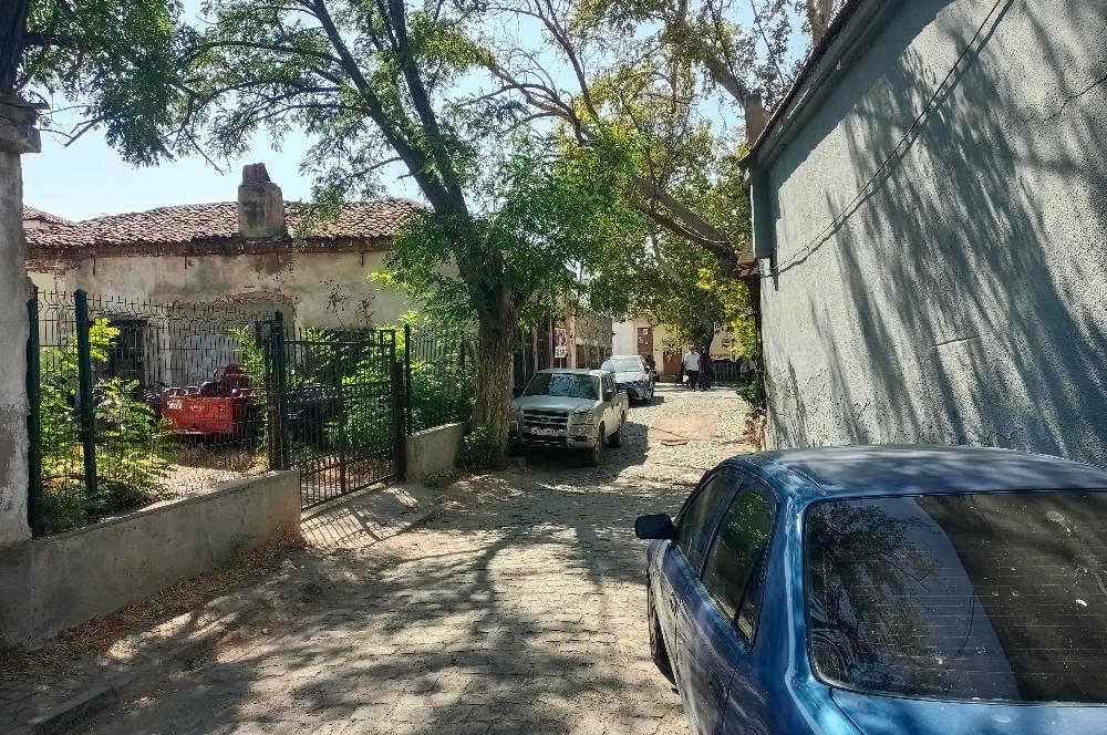 Ayvalık Hamdibeyde cadde üstü 105m² Arsa + 2 Ev