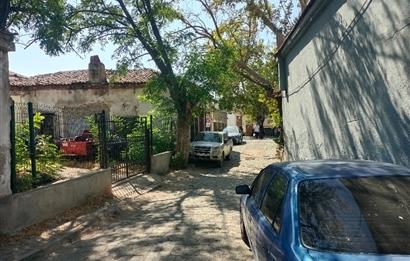 Ayvalık Hamdibeyde cadde üstü 105m² Arsa + 2 Ev