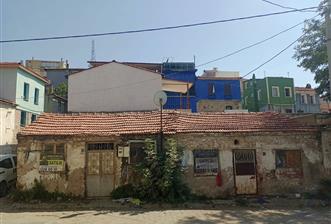 Ayvalık Hamdibeyde cadde üstü 105m² Arsa + 2 Ev