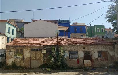 Ayvalık Hamdibeyde cadde üstü 105m² Arsa + 2 Ev